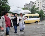 Las fuertes lluvias y tormentas que se registraron en la Ciudad y parte de la provincia de Buenos Aires este viernes provocaron que algunas calles se colmaran de agua.